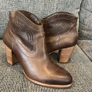 UGG Charlotte Seaweed Perforation Brown Bootie Size 9